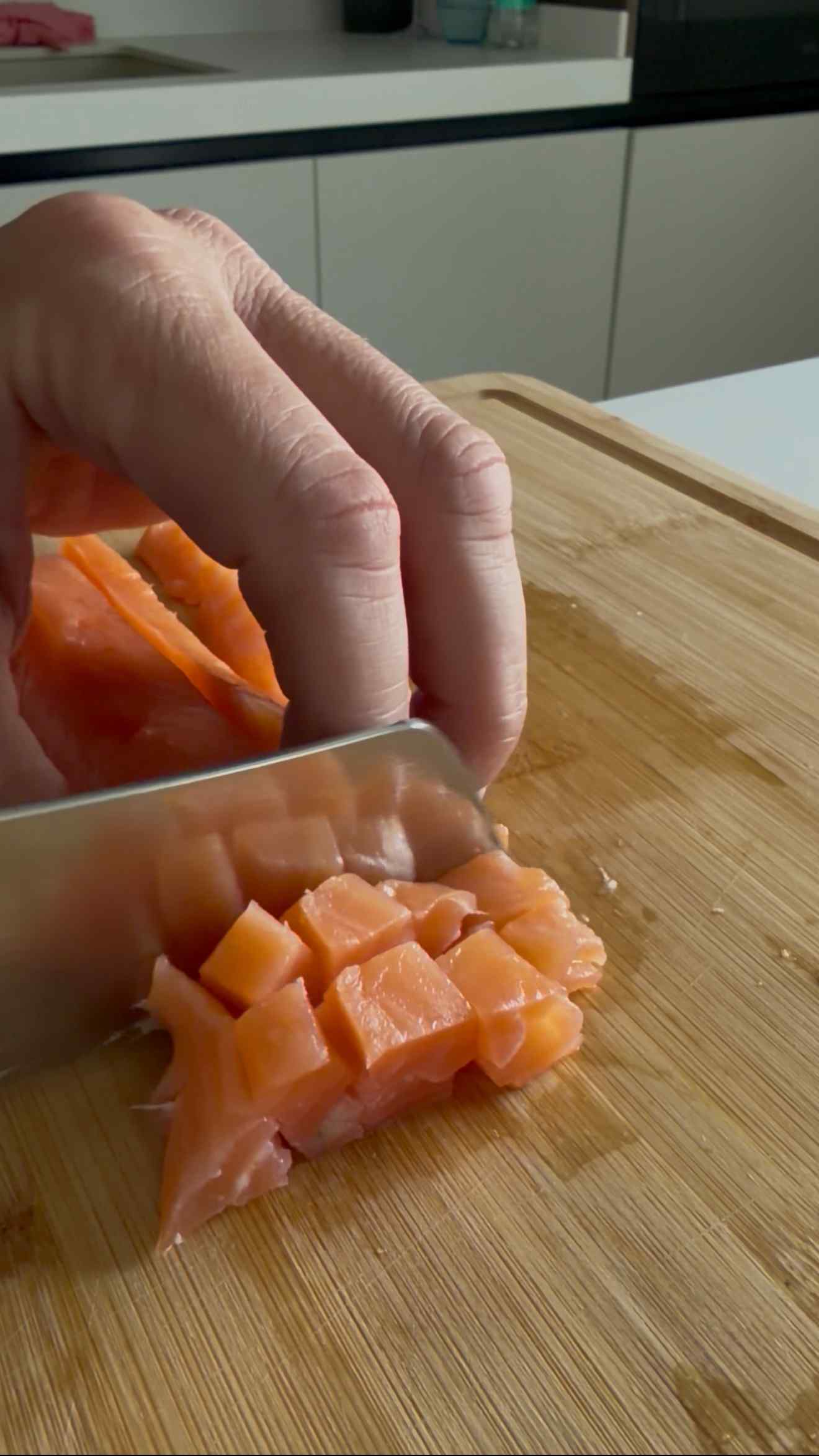 Salmón noruego en dados